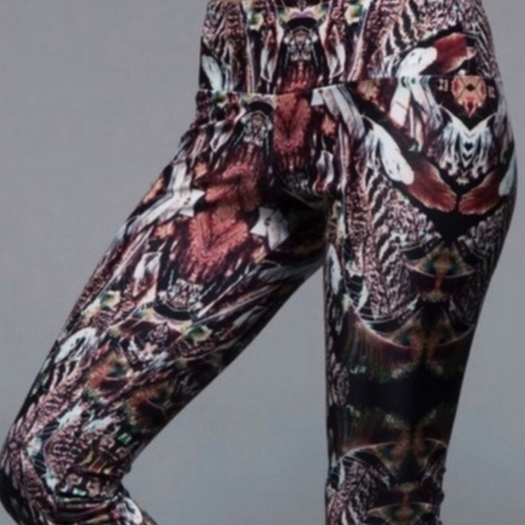 Onzie Pants - Onzie Jamaica Feather Print Capri Workout Leggings